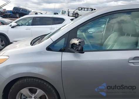 2012 Toyota Sienna Le V6 8 Passenger z USA, uszkodzony, nr VIN 5TDKK3DC5CS191313